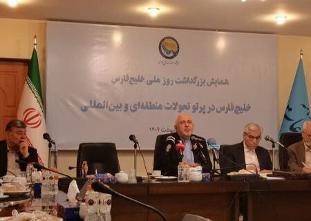 ظریف: مذاکره تهدید نیست/ ترامپ می‌گوید ایرانی‌ها سر کری را کلاه گذاشتند