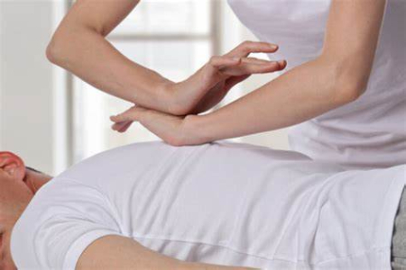 ماساژ میوفاشیال: چگونه این تکنیک می‌تواند به بهبود کیفیت زندگی کمک کند؟