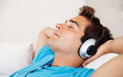 احساس افسردگی می‌کنید؟ موسیقی شاد گوش بدهید!