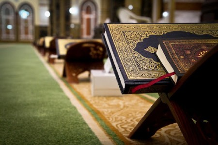 برداشتن و بردن مهر، تسبیح، ظروف و … از مسجد چه حکمی دارد ؟