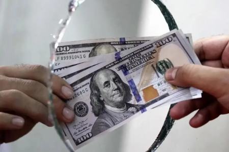 نوسان قیمت دلار در سقف کانال 82 هزار تومان/ نوسانات قیمتی در بازار طلا افزایش یافت