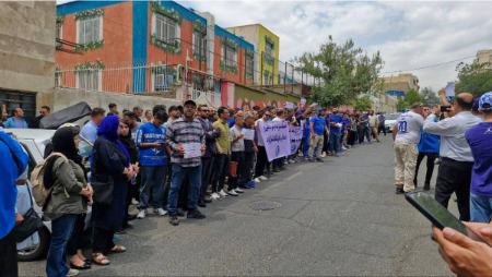 تجمع جنجالی استقلالی‌های خشمگین مقابل باشگاه؛ از شوک عصبی به یکی از هواداران تا درگیری پلیس با معترضان