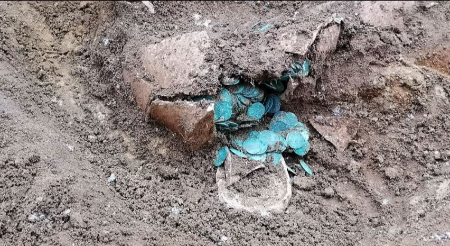 «کوزه‌ای با 7 هزار سکّه باستانی» از دل یک زمین کشاورزی بیرون آمد
