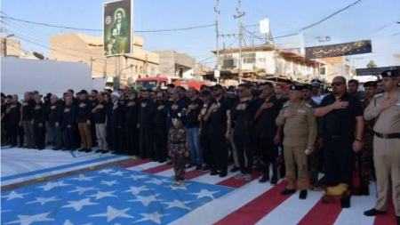برکناری ۵ افسر عراقی پس از لگدکوب کردن پرچم آمریکا
