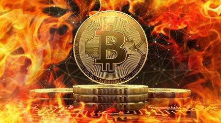 قیمت بیت‌ کوین به ۱۲۱ هزار دلار رسید