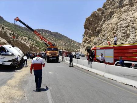 فوتی‌های حادثه واژگونی اتوبوس محور فیروزآباد به کوار به ۲۲ نفر رسید