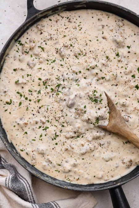 طرز تهیه سس گروی با گوشت چرخ کرده