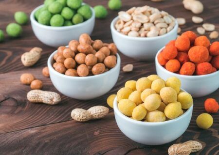 طرز تهیه بادام زمینی پفکی به دو روش متفاوت و آسان