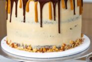 طرز تهیه کیک شکلاتی اسنیکرز