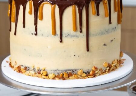 طرز تهیه کیک شکلاتی اسنیکرز
