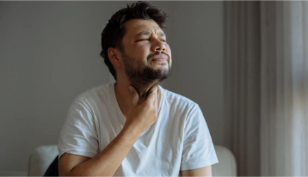 چرا هر صبح با گلودرد بیدار می‌شوید؟ دلایل و راه‌حل‌ها
