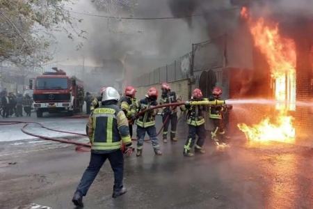 آتش‌سوزی در بزرگراه آزادگان تهران | نجات ۱۴ نفر از آتش‌سوزی مجتمع مسکونی در خیابان رسالت