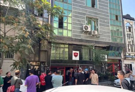 تجمع اعتراضی تعدادی از هواداران پرسپولیس مقابل ساختمان باشگاه و شعارهایی علیه درویش
