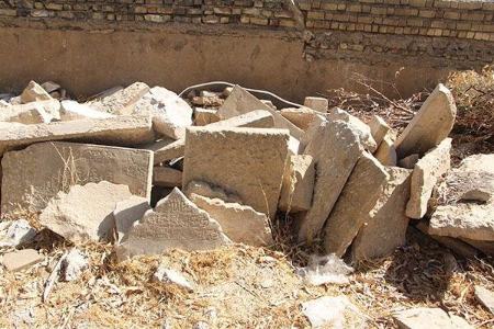تعرض به آرامستان هزار سالۀ شیراز؛ حریم گورستان را شکسته‌اند و سنگ‌قبرها را به آتش کشیده‌اند