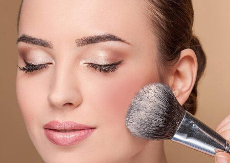 ۵ اشتباه رایج در استفاده از رژگونه که چهره‌تان را مسن‌تر نشان می‌دهد!
