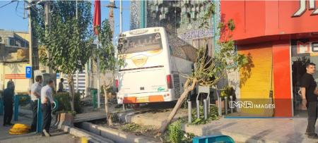 برخورد اتوبوس برون‌شهری با در ورودی یک مسجد در اصفهان