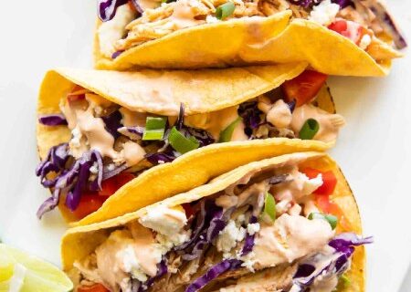 طرز تهیه تاکوی مرغ رژیمی با سس سریراچا