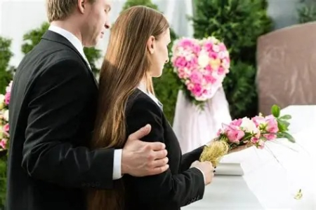برای مراسم عزا چه هدیه‌ای مناسب است؟ راهنمای انتخاب هدایای ترحیم