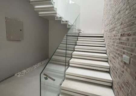 مقایسه جامع نرده استیل، نرده کابلی و نرده شیشه‌ای در راه‌پله‌های مدرن