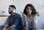 چگونه با همسر سرد و بی‌تفاوت برخورد کنیم؟ راهکارهای عملی برای بهبود رابطه