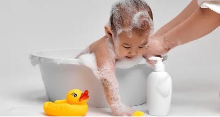 رفتن شامپو در چشم نوزاد: اثرات، عوارض و راه‌های پیشگیری