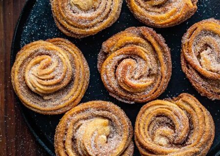 طرز تهیه کروفین خانگی: شیرینی آسان با طعم دارچین و کره