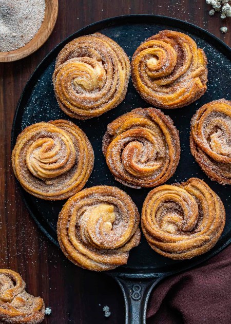 طرز تهیه کروفین خانگی: شیرینی آسان با طعم دارچین و کره