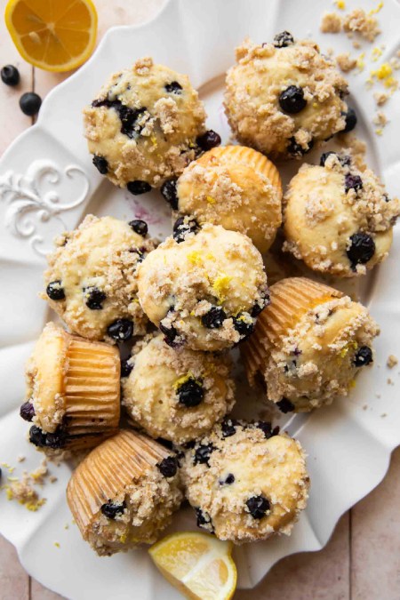 طرز تهیه مافین های لیمویی بلوبری با پنیر کاتیج