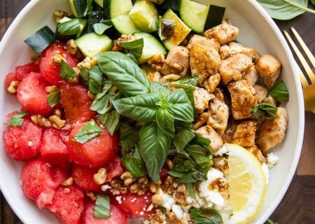 طرز تهیه سالاد مرغ با هندوانه و پنیر فتا