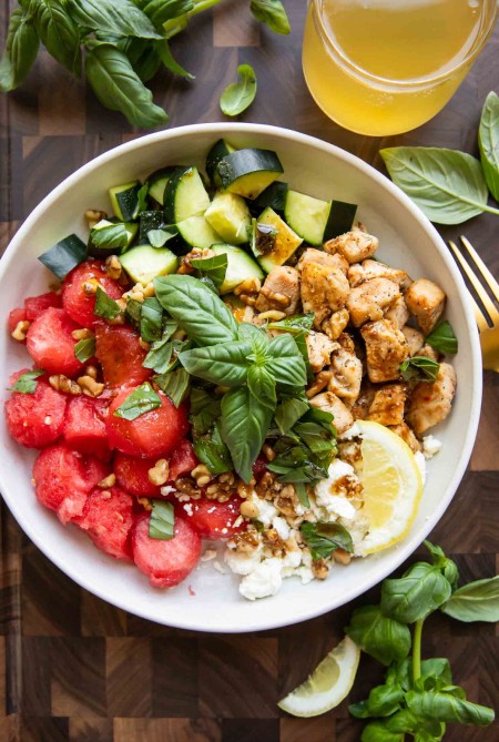 طرز تهیه سالاد مرغ با هندوانه و پنیر فتا