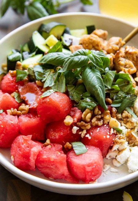 نکاتی برای درست کردن سالاد مرغ با هندوانه و پنیر فتا