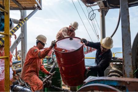 وال استریت ژورنال: چین از طریق یک کانال مالی پنهان، پول نفت ایران را پرداخت میکند