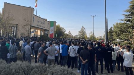 تجمع دانشجویان دانشگاه بو علی سینا همدان در پی مزاحمت و توهین دانشجوی عراقی به یکی از دختران دانشجو