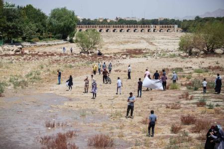 اصفهان بدون زاینده‌رود؛ شهری بدون زندگی | امکان فروریزش دهانه‌ها