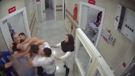 حمله دسته‌جمعی همراهان بیمار به یک پزشک در شهریار | متهمان دستگیر شدند