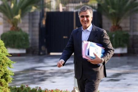فرزین نمی‌خواهد از ریاست بانک مرکزی کنار برود اما وزیر اقتصاد نمی‌تواند با او کار کند
