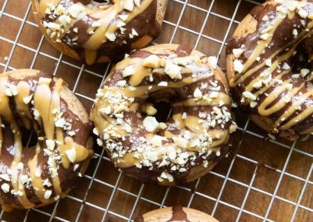 طرز تهیه دونات های شکلاتی با کره بادام زمینی