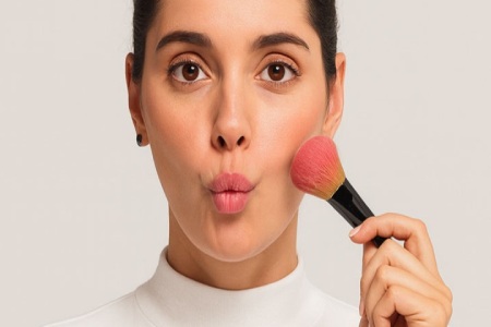 چگونه با رژگونه گونه را برجسته کنیم؟ | راهنمای بهترین روش و انتخاب