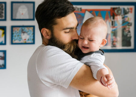 آیا بغل کردن زیاد نوزاد اشتباه است؟ واقعیت علمی درباره نیاز به آغوش