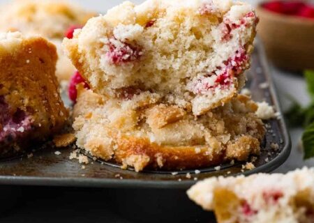 طرز تهیه مافین تمشک با رویه استروسل: لذیذ و آسان برای هر مناسبتی