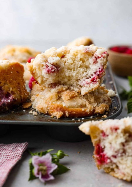 طرز تهیه مافین تمشک با رویه استروسل: لذیذ و آسان برای هر مناسبتی