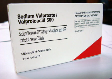 آشنایی با سدیم والپروات؛ کاربردها، عوارض و نکات کلیدی