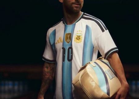 رونمایی مسی از پیراهن جدید تیم ملی آرژانتین