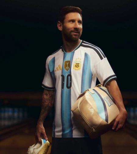 رونمایی مسی از پیراهن جدید تیم ملی آرژانتین