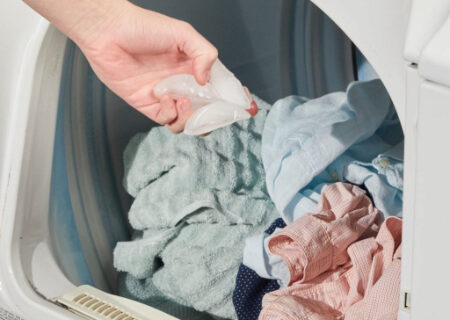 ترفند شگفت‌انگیز: ریختن یخ داخل ماشین لباسشویی و معجزه آن برای لباس‌ها