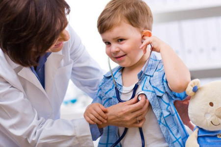 چه زمانی باید کودک را نزد پزشک ببریم؟ پاسخ به دغدغه‌ی مادران