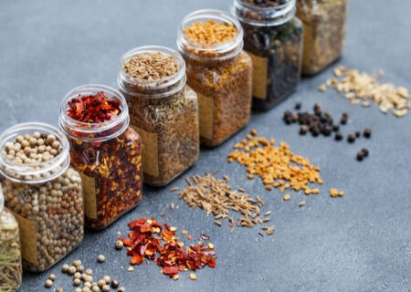 رازهای زمان‌بندی ادویه‌ها: چه زمانی باید ادویه را به غذا اضافه کرد؟