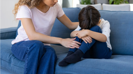 کودکانی که نمیتوانند دوست پیدا کنند: علل، نشانهها و راهکارها