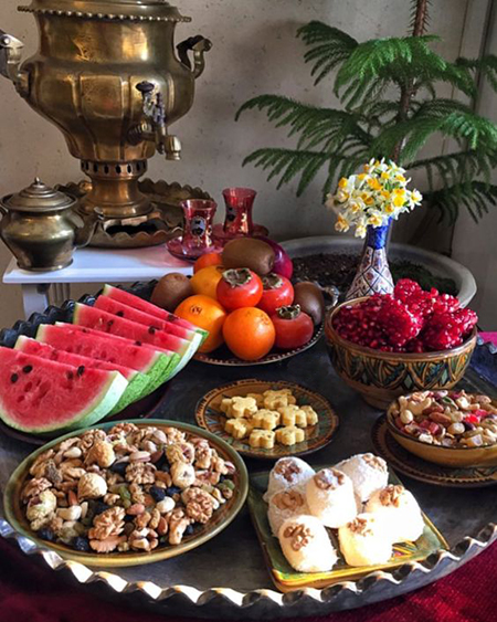 چیدن کرسی شب یلدا,طرز چیدمان سفره شب یلدا,چینش سفره شب یلدا