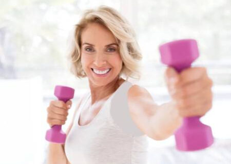 تمرین ۱۰ دقیقه‌ای ایستاده که بهتر از یک ساعت کاردیو بعد از ۵۰ سالگی پیری را معکوس می‌کند